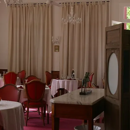 Hotel De La Roseraie 2*