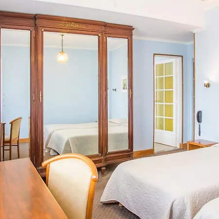 Hotel De La Roseraie 2*